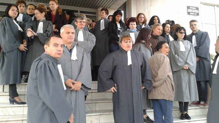 Grefierii protestează împotriva eliminării pensiilor speciale