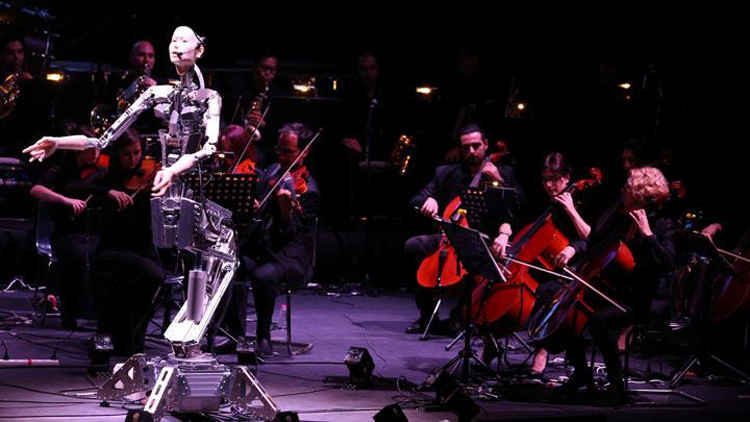 Incredibil - Un Android a fost dirijorul unei orchestre