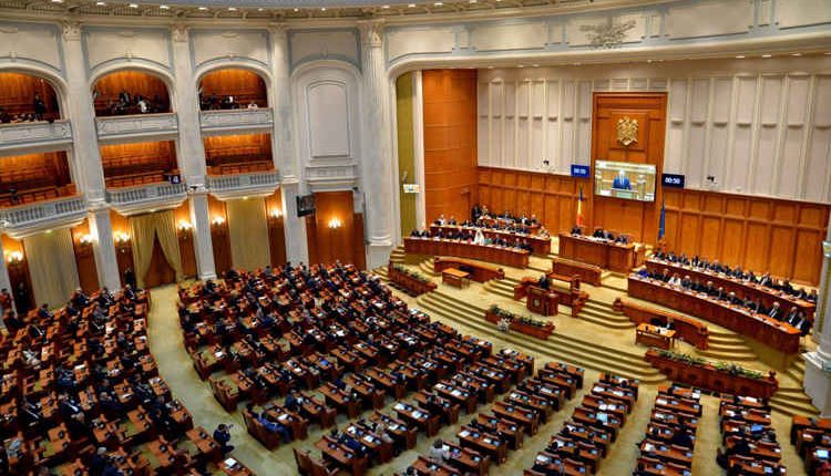 Moțiunea de cenzură este citită în Parlament