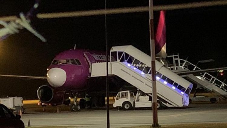 Un avion cu peste 130 de persoane a aterizat la Craiova. Unele persoane, posibil infectate cu coronavirus