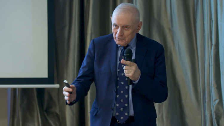 Adrian Vasilescu: Prăbuşirea monedei naţionale este de doi bani