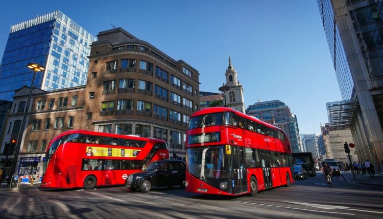 O parte din autobuzele londoneze, transformate în ambulanțe